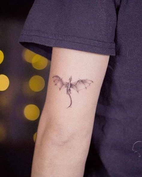 Elegance Tattoo, Dragon Tattoo Back, Feminine Tattoo Ideas, Dragon Tattoos For Men, Small Dragon Tattoos, Handpoke Tattoo, Quote Tattoos, Floral Tattoos, Feminine Tattoo