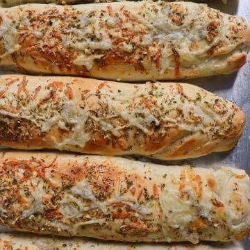 Italian Herb and Cheese Bread Subway Copycat Recipe Italian Herb And Cheese Bread, Herb And Cheese Bread, Subway Copycat, Subway Bread, Sweet Onion Sauce, Bread Toppings, Subway Sandwich, Cheese Bread Recipe, Italian Herbs