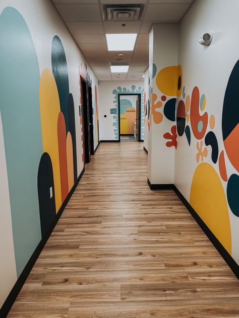 Cool Accent Walls Paint, School Hallway Painting Ideas, Elementary Hallway Ideas, Kids Hallway Decor Wall Ideas, Preschool Hallway Ideas, Preschool Building Design, Children Ministry Rooms Decor, Children's Ministry Spaces, Church Murals Wall Paintings