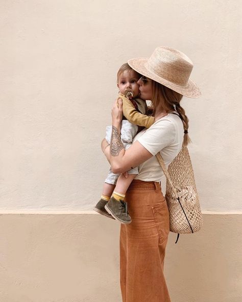 Image may contain: 1 person Boho Mom Outfits, Boho Mom, Stylish Mom, Mama Style, Mommy Style, Moda Boho, Stylish Maternity, Family Photo Outfits, Mom Outfits