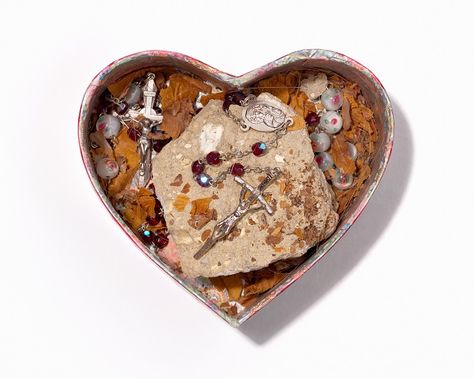 Kurt and Courtney collected many heart-shaped boxes. They would give them to each other as gifts, sometimes filled with a piece of their hair or a love note. The stone in this particular box is piece of the Roman Colosseum that Kurt broke off on his final trip to Italy. Photo by Geoff Moore Kurt Cobain Art, Kurt Cobain Photos, Kurt And Courtney, Donald Cobain, Krist Novoselić, Photo Exhibit, Heart Shape Box, Courtney Love, The Don