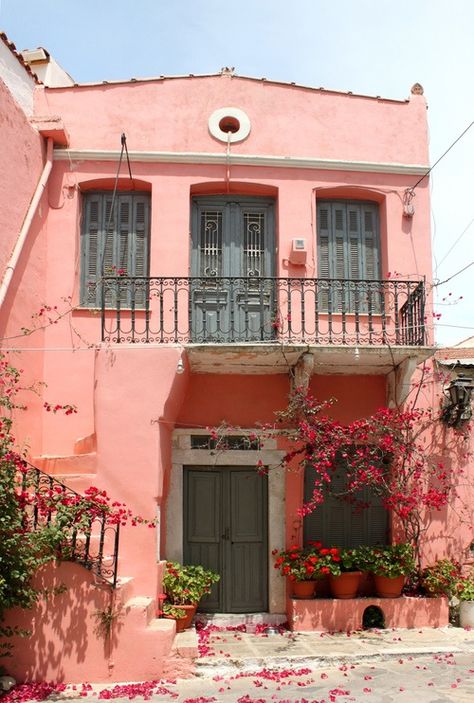 Pink Stucco, Pink House Exterior, Pink Building, Naxos Greece, Exterior House Color, Casa Country, Stucco Exterior, Greek House, Exterior Painting