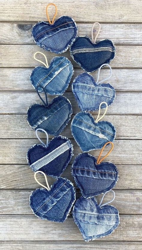 Denim Hearts, Ecofriendly Crafts, Jeans Sewing, Recycling Projects, Heart Key Chain, Diy Sy, Denim Scraps, Memory Pillow, Denim Crafts Diy