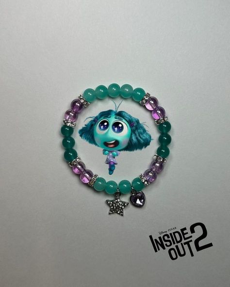 Direct • Instagram Inside Out 2 Bracelet Ideas, Disney Beaded Bracelet Diy, Disney Beaded Bracelet, Disney Theme Bracelets, Disney Themed Beaded Bracelet, Beaded Bracelet Diy, Girly Bracelets, Crystal Bead Jewelry, Wrist Jewelry