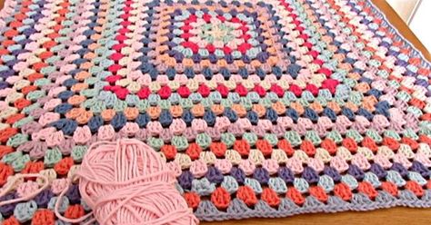 This Never-Ending Granny Square Is The Perfect Beginners Blanket! Crochet Granny Squares Blanket, Granny Squares Blanket, Crochet A Blanket, Solid Granny Square, Crocheted Blankets, Crochet Hack, Crochet Granny Square Blanket, Easy Crochet Projects, Felt Projects