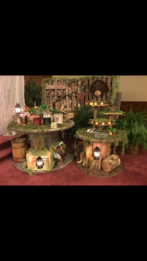 Grooms hunting table Duck Hunter Grooms Table, Grooms Table Hunting Theme, Grooms Table Ideas Duck Hunting, Duck Hunting Table Centerpieces, Bayou Decorations Swamp Party, Grooms Table Ideas Hunting, Men Table Decorations, Hunting Grooms Table, Grooms Table Ideas Rustic