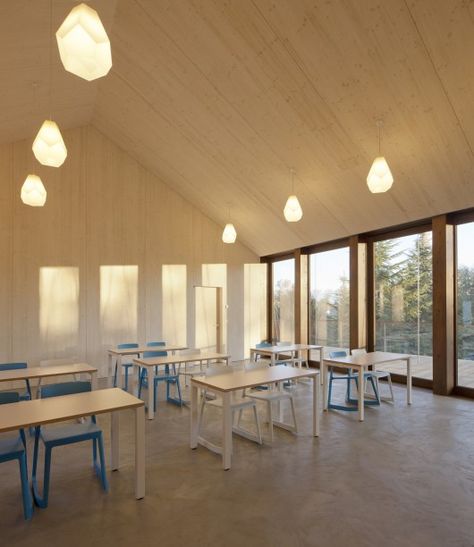 © Matthieu Gafsou Steiner School, Waldorf School, School Interior, Rudolf Steiner, Homeschool Math, School Building, Classroom Design, Ground Floor Plan, Learning Spaces