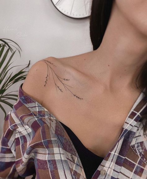 Fine Line Clavicle Tattoo, Upper Arm Geometric Tattoo, Shoulder Tattoo Feminine, Fine Line Tattoo Ideas Shoulder, Minimalist Female Tattoo, Collarbone Tattoo Minimalist, Wrap Tattoo Shoulder, Abstract Shoulder Tattoos For Women, Outer Shoulder Tattoo