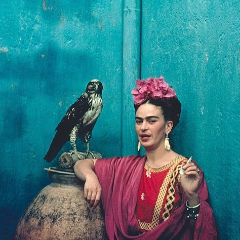 Frida Kahlo with her pet eagle in Coyoacán, Mexico, 1939. Karneval Diy, Nickolas Muray, Kahlo Paintings, Frida And Diego, Frida Art, Frida Kahlo Art, Diego Rivera, Mexican Artists, Mexican Art