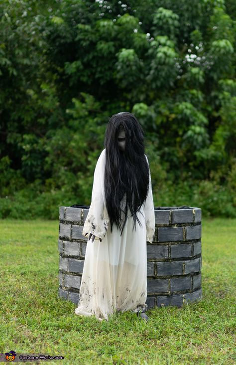 Dark Scary Halloween Costumes, Really Creepy Halloween Costumes, Scary Outfits Halloween, Scary Horror Costumes, The Grudge Costume, Diy Haunted Trail Ideas, Halloween Driveway Ideas, Haunted Woods Ideas, The Ring Costume