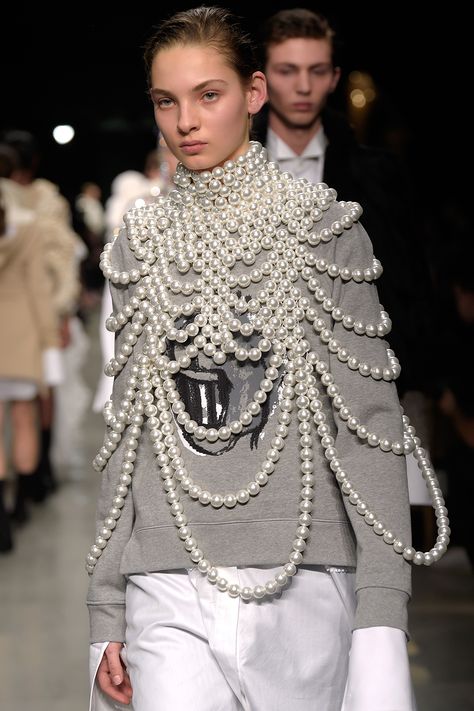 burberry cape Burberry Cape, Christopher Bailey, Wear Pearls, Fashion To Figure, Anya Hindmarch, Looks Style, Mode Inspiration, Girls Wear, Mode Style