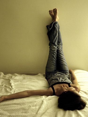 Legs Up the Wall: 3 Yoga Moves That Make You Less Grumpy Forearm Plank, Wall Yoga, Yoga Blog, Legs Up The Wall, Water Health, Apps Facebook, Wellness Centre, Health Workout, Feel Happier