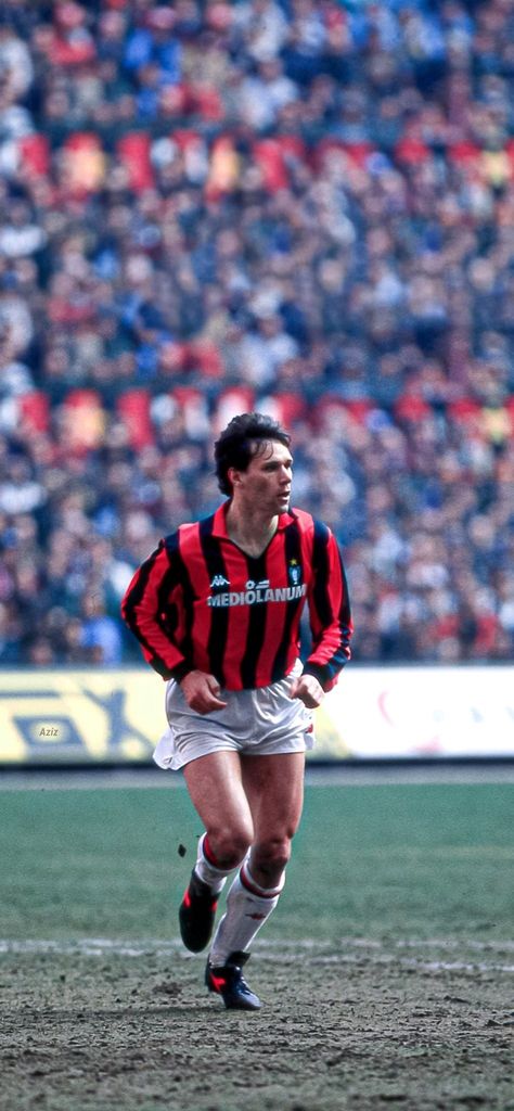 Van Basten Wallpaper, Ac Milan Retro, Van Basten, Marco Van Basten, Football Players Photos, Retro Football Shirts, Football Photos, Soccer World, Sports Images