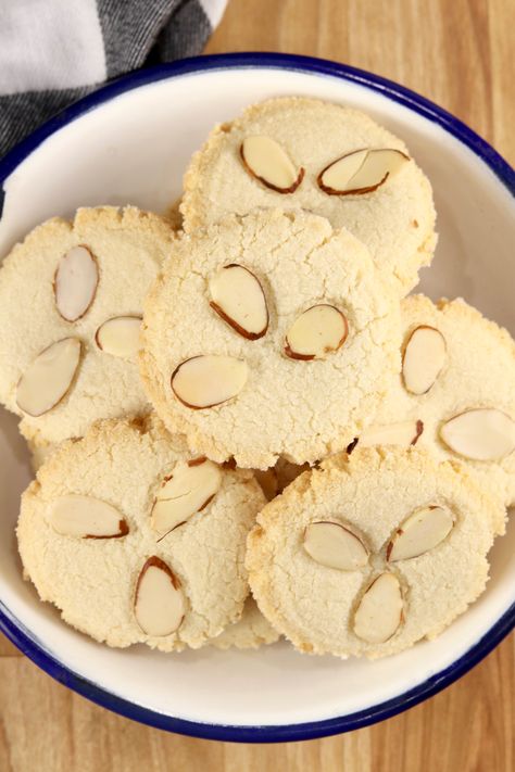 Almond Shortbread Cookies are a super simple dessert to bake. Just 6 ingredients in these easy gluten-free cookies. They are buttery and delicious! Gluten Free Cookies Easy, Easy Snickerdoodles, Best Ever Brownies, Flourless Chocolate Cookies, Almond Shortbread, Chocolate No Bake Cookies, Almond Shortbread Cookies, Almond Pound Cakes, Cookies Gluten Free