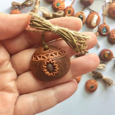 Avocado Pit Buttons, Avocado Pit Carving, Avocado Carving, Avocado Jewelry, Avocado Pits, Dremel Tool Projects, Avocado Pit, Avocado Art, Wood Jewelery