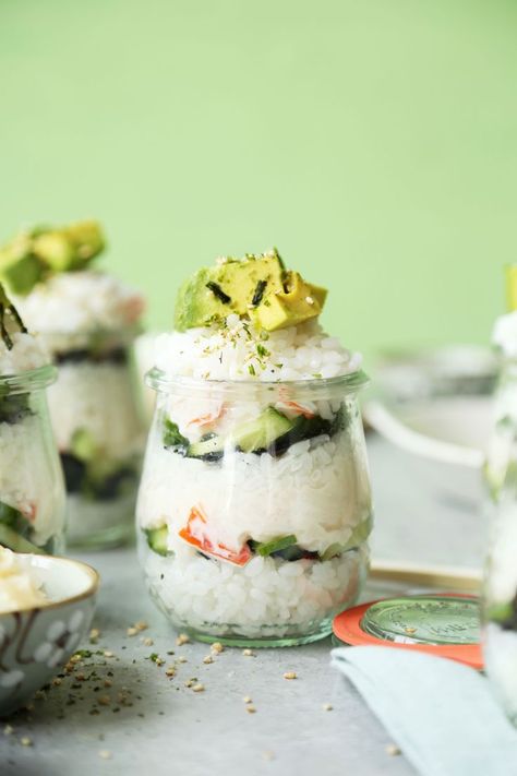 California Roll Jars. #recipes #jarmeals #healthyrecipes #healthyliving Making Sushi Rice, Crab Meat Salad, Shrimp Tempura Roll, Crab Pasta Salad, California Roll Sushi, Raw Sushi, Weekday Lunches, Tempura Roll, California Roll