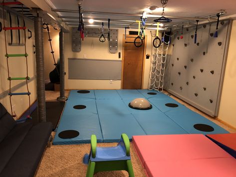 Ninja gym in our basement.  Homemade rock wall,peg board, monkey bars and more! Kids Indoor Gym, Gym Room Ideas, Kids Jungle Gym, Diy Ninja, Garage Playroom, Indoor Jungle Gym, Indoor Playroom, Diy Gym, Basement Gym