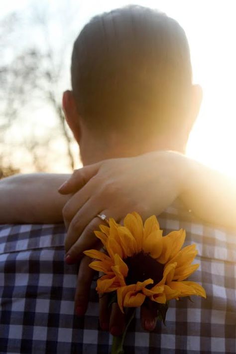 Pictures With Sunflowers, Sunflower Field Pictures, Wedding Photos Couple, Engagement Photography Fall, Country Engagement Pictures, Field Engagement Photos, Sunflower Photography, Fall Engagement Pictures, Barn Wedding Photos