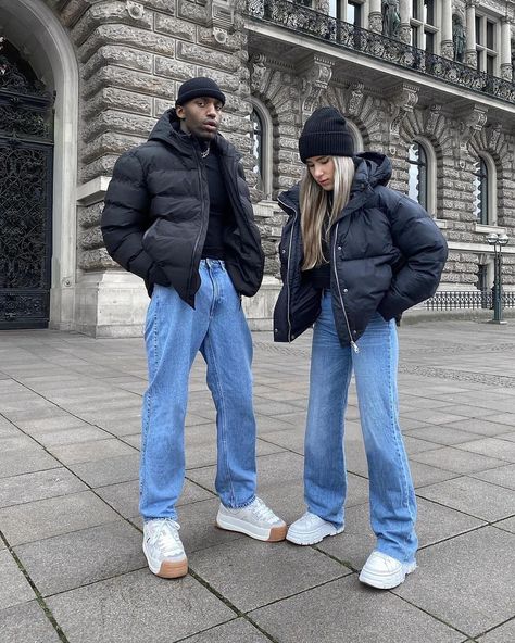 Matching Winter Outfits For Couples, Couple Outfits Streetwear, Matchy Outfit Couple, Couple Winter Outfits, Couples Streetwear, Couple Streetwear, Streetwear Magazine, Streetwear Couple, Couple Outfits Matching