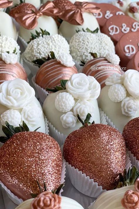 rose gold wedding cake ideas Strawberries Ideas, Strawberry Oreos, حفل توديع العزوبية, Chocolate Covered Strawberries Bouquet, Rose Gold Theme, Chocolate Covered Fruit, Dipped Strawberries, Strawberry Mousse, Chocolate Covered Treats