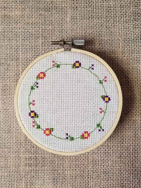 Cross Stitch Wreath, Stitch Wreath, Rose Craft, Cross Stitch Flower, Flowers For Mom, Rose Crafts, Turkey Pattern, Small Cross Stitch, Cross Stitch Books