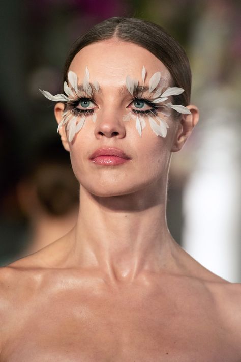 Valentino Spring 2019 Couture Collection - Vogue Alexander Mcqueen Couture, Couture Makeup, Flower Makeup, 2019 Couture, High Fashion Makeup, Avant Garde Makeup, Make Up Inspiration, Face Art Makeup, Valentino Haute Couture