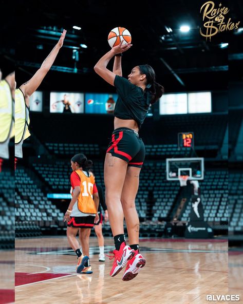 Women Playing Basketball, Womens Basketball Shorts Outfit, Basketball Media Day Pictures Women, Girly Basketball Aesthetic, Basketball Women Aesthetic, Woman’s Basketball, Basketball Practice Outfit Women, Basketball Training Aesthetic, Female Basketball Aesthetic