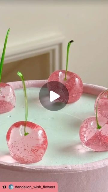 Isomalt Cake Decoration, Isomalt Bubbles, Isomalt Recipe, Cherry Cake Decoration, Isomalt Flowers, Isomalt Decorations, Isomalt Cake, Unusual Cakes, Edible Decorations