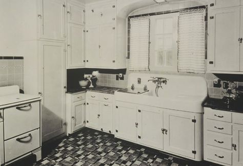 1930 Kitchen, 1920 Kitchen, Vintage Kitchen Design, Vintage Kitchen Sink, Kitchen Sink Remodel, Craftsman Kitchens, 1920s Kitchen, 1930s Kitchen, Kitchen Antique