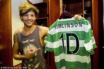 :D One Direction Username Ideas, One Direction Louis Tomlinson, One Direction Louis, Username Ideas, Louis (one Direction), Playing Football, One Direction Pictures, Louis Williams, I Love One Direction