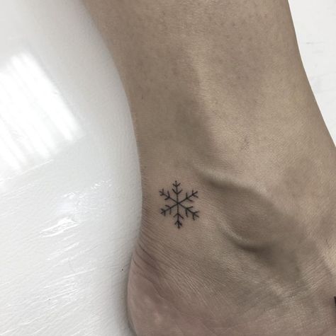 Small Snowflake Tattoo, Skiing Tattoo, Jeep Tattoo, Simbols Tattoo, Snowflake Tattoo, Snow Tattoo, Snow Flake Tattoo, Russian Tattoo, Stylist Tattoos