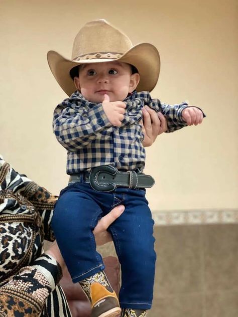 Western Baby Clothes, Baby Boy Cowboy, Mini Cowboy, Country Baby Girl, Country Baby Boy, Baby Clothes Country, Baby Milestones Pictures, Cowboy Baby, Dog Attack