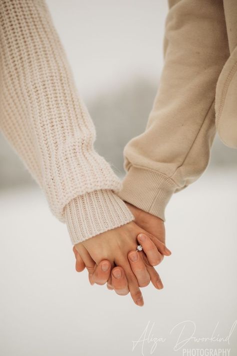 Snowy Couple Pictures, Winter Love Couple, Winter Photoshoot Ideas For Couples, Winter Engagement Pictures Outfit, Couple Winter Photoshoot, Hand Holding Couple, Couple Photoshoot Winter, Winter Couples Photography, Couples Winter Photoshoot