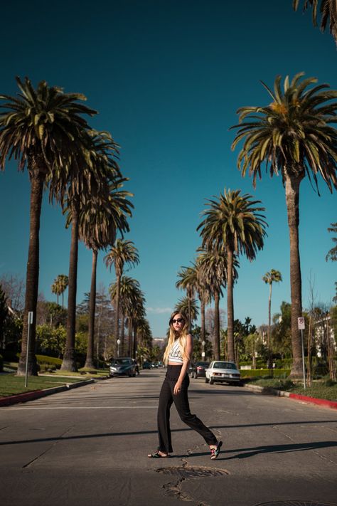 How to Find the Iconic Palm Tree Lined Street in Los Angeles with View of the Hollywood Sign — Astro Bandit | Fashion, Travel, Art Hollywood Sign Pictures, Los Angeles Photography Locations, Beverly Hills Sign, Los Angeles Photoshoot, Los Angeles California Photography, Pch Road Trip, Los Angeles Pictures, Tree Lined Street, Hollywood Street