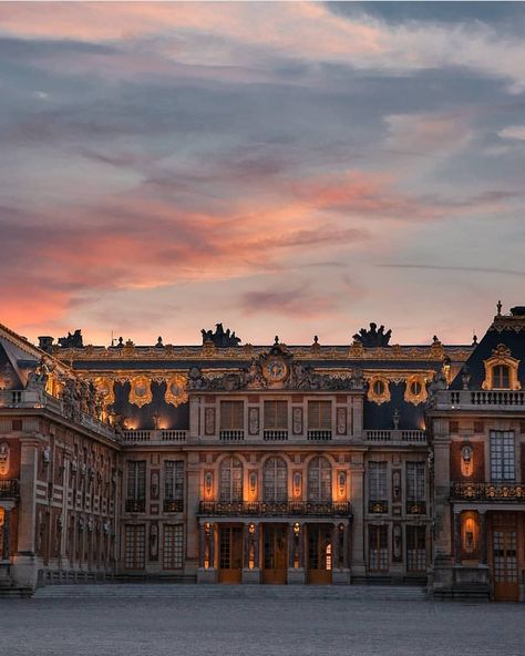 Let's enjoy this wonderful sunset over the most wonderful palace in the world 👑🏛️ Beautiful picture taken by…” Castle Estate, Chateau Versailles, Versailles France, Architecture Model House, Model House, Palace Of Versailles, Mansions Luxury, Louis Xiv, Classical Architecture