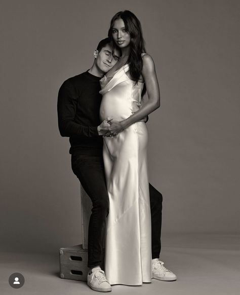 2023 Maternity Photos, Celebrity Maternity Shoot, Studio Maternity Shoot Couple, Elegant Maternity Photos, Digital Lighting, Maternity Shoot Dresses, Studio Editorial, Maternity Shoot Outfit, Studio Maternity Shoot