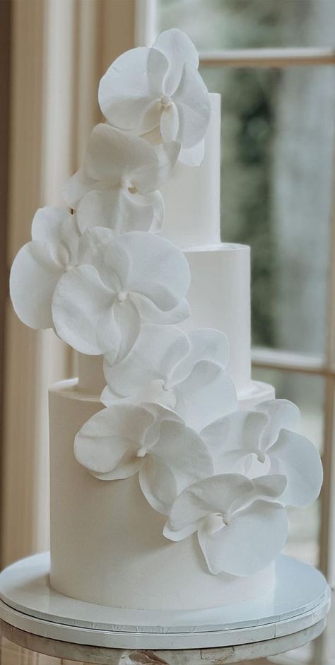 Wedding Cake 2024 Trends, Wedding Cakes 2024, Wedding Cake 2024, White Timeless Wedding, Timeless Wedding Cake, Calla Lily Wedding Cake, Wedding Cake Modern, Classy Wedding Cakes, Classic Modern Wedding