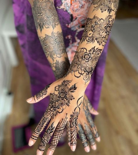 Graduation Henna, Somali Wedding Henna, Somali Bridal Henna, Bridal Henna Somali, Henna Black Designs, Henna Designs Somali, White Henna Designs On Dark Skin, Somali Henna Designs, Sudanese Bridal Henna