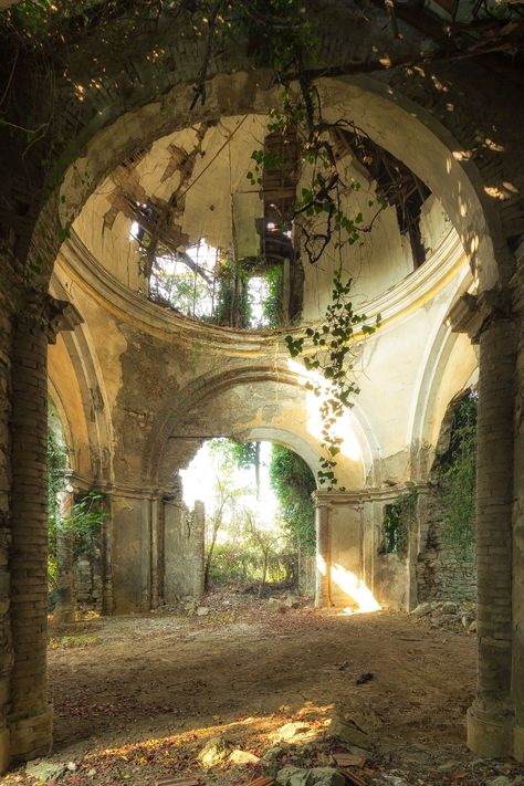 Dratini Pokemon, Ruins Architecture, Villa In Italy, Abandoned Theme Parks, Building Aesthetic, Beautiful Ruins, Mystical Places, Abandoned Castles, Fancy Houses