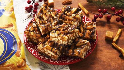 It's Nutty How Good These Caramel Pecan Pretzel Bars AreDelish Easy Thanksgiving Desserts, Super Bowl Snack Recipes, Pretzel Bars, Just Pies, Thanksgiving Desserts Easy, Caramel Desserts, Dessert Bar Recipe, Pretzel Sticks, Baking Recipes Cookies