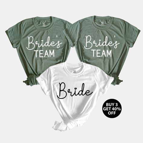 Team Bride Tshirt Ideas, Bridesmaid T Shirt, Bridesmaid Shirt Ideas, Bridesmaid Tshirt Ideas, Team Bride Shirts Bachelorette, Bride T Shirts, Plaas Troue, Bride And Bridesmaid Shirts, Bride Bachelorette Shirts