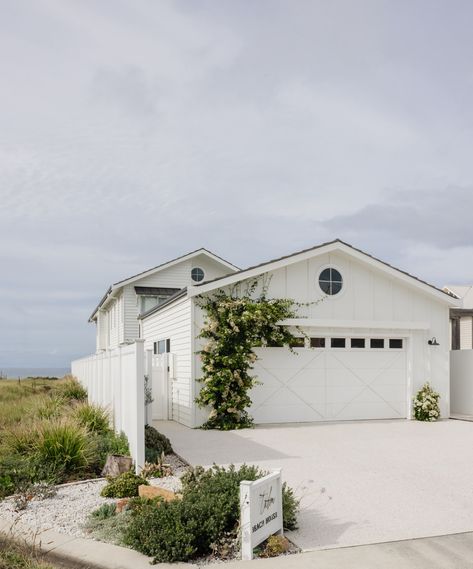 Talm Beach House by Jenn Bliss - Project Feature - The Local Project - The Local Project Malibu House Beach, Eclectic Boho Living Room, Australian Beach House, House In Australia, Relaxing Room, Living Room Design Boho, Yellow Decor Living Room, Malibu House, Summer Beach House