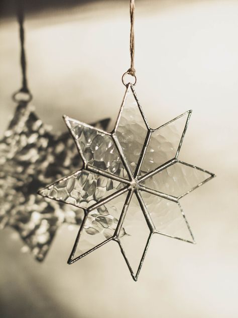 An elegant and minimalist Christmas decoration. Beautiful star, a perfect sparkling bright decor for home and garden.  Star creates gorgeous shadows when hung in a sunny place. Dimensions: 15 cm Clear Christmas Tree, Stained Glass Star, Modern Stained Glass, Bright Decor, Making Stained Glass, Stained Glass Ornaments, Stained Glass Window Hanging, Stained Glass Christmas, Glass Stars