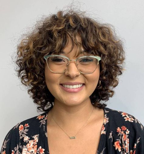 Curly Hair With Fringe Bangs Round Face, Short Curly Haircuts Round Face, Short Curly Hair Round Face, Short Curly Hair Round Face Plus Size, Curly Hair Fringe, Layered Haircuts Shoulder Length, Short Curly Cuts, Hairstyles For Fat Faces, Short Hair Cuts For Round Faces