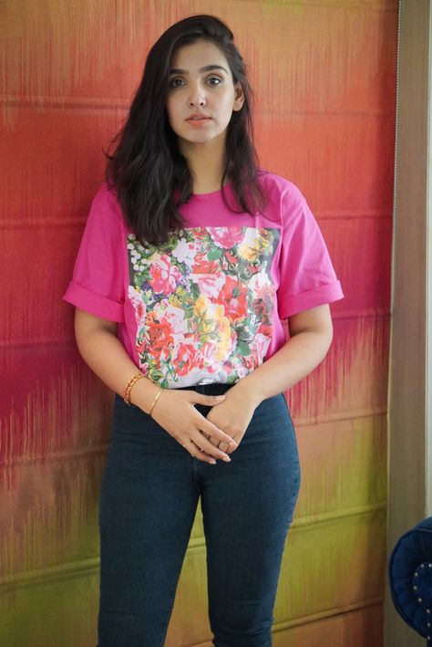 Alia Bhatt Photoshoot, Sabyasachi Lehenga, T Shirt Ideas, Western Outfit, Fancy Makeup, Fashion Sketch, Fashion Photography Poses, Beauty Dress, Pink T Shirt