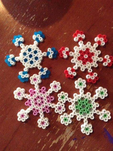 Cute Christmas Perler Bead Ideas, Winter Perler Beads, Perler Bead Snowman, Snowflake Perler Bead Patterns, Perler Snowflake, Snow Flakes Perler Beads, Perler Christmas, Melted Bead Crafts, Hama Beads Christmas