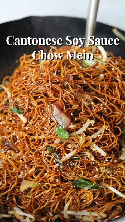 Noodle Sides Dishes, Veitmanese Food, Chinese Recipes Authentic, Asian Receipe, Soy Sauce Chow Mein, Cantonese Noodles, Chowmein Recipe, Chinese Chow Mein, Soy Sauce Noodles