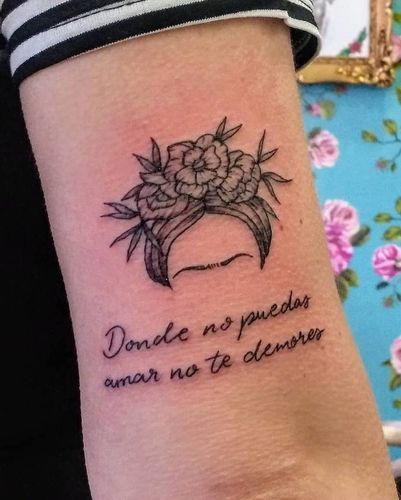 Frida was attracted to both men and women. Frida Kahlo Quotes Spanish, Frida Tattoo Ideas, Mexican Tattoo For Women, Frida Kahlo Tattoo, Frida Tattoo, Frida Kahlo Tattoos, Breastfeeding Tattoo, Spanish Tattoos, Minimalist Tattoo Meaning