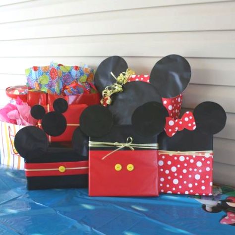 Mickey & Minnie themed gift wrapping Diy Mickey Mouse Wrapping Paper, Mickey Mouse Gift Wrapping Ideas, Disney Wrapping Ideas, Themed Gift Wrapping, Disney Christmas Gifts, Mickey Mouse Party Decorations, Cute Gift Wrapping Ideas, Mickey Mouse Gifts, Mickey Mouse Birthday Decorations