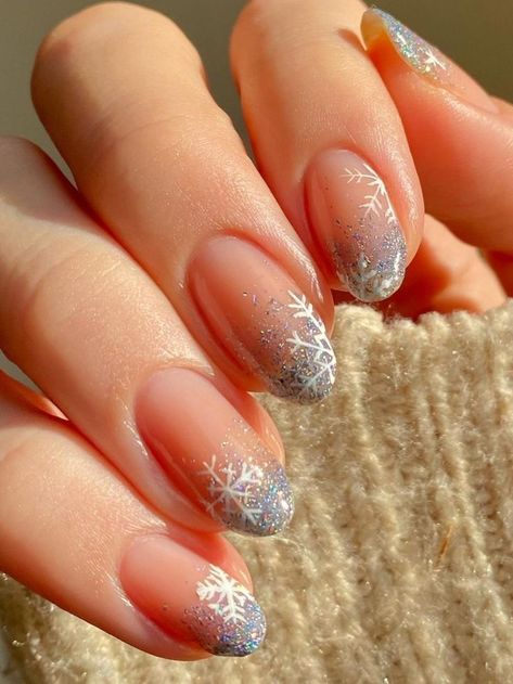 Snowflake Acrylic Nails Short, Simple December Nail Designs, Christmas Nails 2023 Snowflakes, December Nails Christmas Simple, Winter French Tip Nails Snowflakes, Snowflake Manicure Ideas, Holiday Snowflake Nails, Snowflakes Nail Design, Snowflake French Manicure